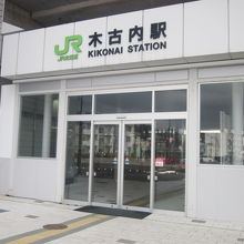 ひっそりとした風情の木古内駅”新幹線口”