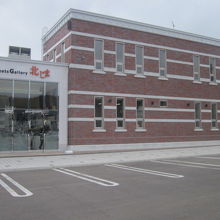 新幹線口向かい、工場直結店舗の外観