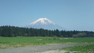 天気が良い日には富士山の絶景が望めます。