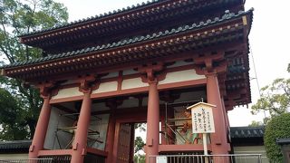 門の外側全体を見るには道路の反対側から