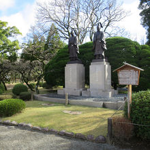 左は細川忠利公、右手は細川藤孝公