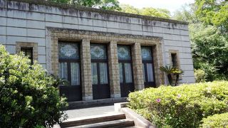 渋沢庭園内で一際目立つ