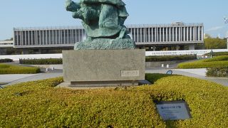 平和記念資料館を背景に建てられています