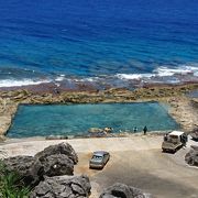 南大東島には砂浜がないので岩をくり貫いて造られたプール