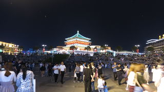 鐘楼・鼓楼の周辺は夜になっても賑やかです