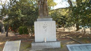 仲のいい夫婦と子供の３人家族の像