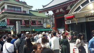 休日はごった返す