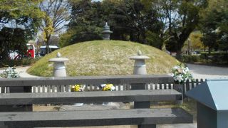 大きな半球型の土を持った塚のようになっている上に小さな塔が建てられています。