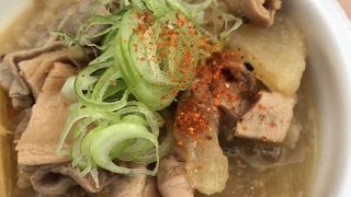 いい匂いで焼き鳥を焼いています