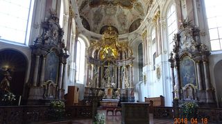 天井のフレスコ画が美しい教会