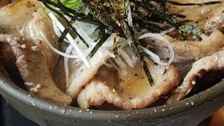 ランチの炭火焼きカルビ丼が美味