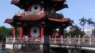 緑が濃くてきれいな公園