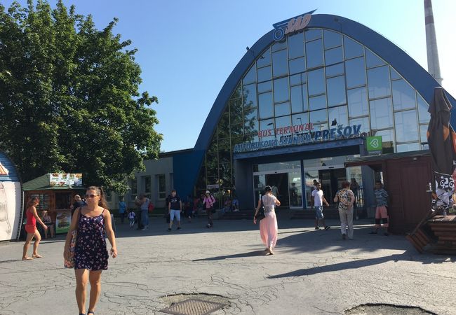 鉄道駅と隣接、交通の要衝