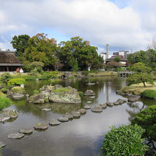 園内を巡り、茅葺の「古今伝授之間」に向かいます