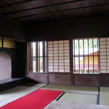 宮様は、あの火燈窓辺りで勉学に励まれたということです