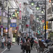 買い物客の多い活気のある商店街