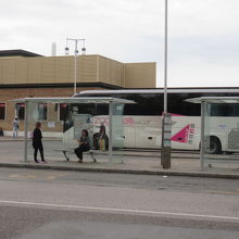 駅前のバスターミナル