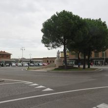 駅を出た時の風景・道がサークル状になっています