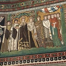 皇妃テオドラと待女たちのモザイク壁画