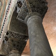 内陣の柱頭・唐草文様風の大理石の浮かし彫り