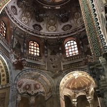 内陣・八角形のプランをもち直径16メートルのドーム