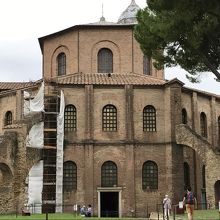 外観・八角形の左右均衡のとれた建物