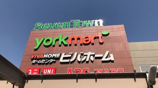 小さなショッピングモールですが一通りの物が揃ってます