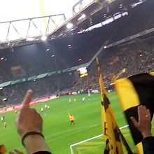 ゴールすると周りからビールが飛んで来る 汚れてもいい服で行く