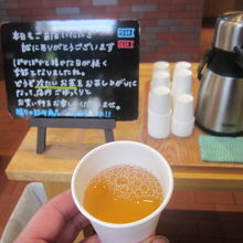 入口脇にはお茶のサービスも用意されていました