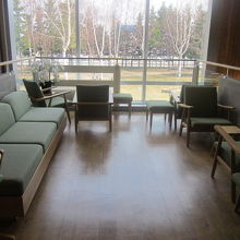 読書コーナーのソファーは座り心地が良くてお勧め！