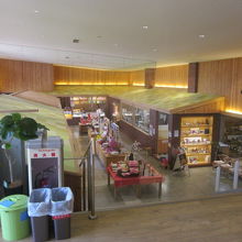 ２Fから吹き抜けの店内の全貌を見渡すことが出来ます