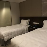 客室はシックで落ち着いた雰囲気です