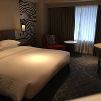 一般のビジネスホテルに比べると広い客室