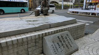 しゃがんだポーズの芙美子像