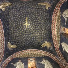 クーポラを見上げると満天の星空に十字架