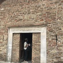 入り口はこんな感じ・・低いです