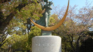 大きな三日月がとても印象的です