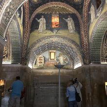 入りますと目に飛び込んでくる空間