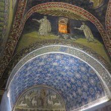 扉側の上部にある「善き羊飼い」のキリストのモザイク画