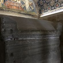 正面の石棺はガッラ・プラチディアのものと考えられているそうで