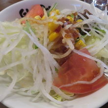 サラダは多めです