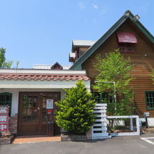 国道355号線沿いにあります