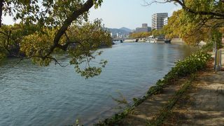 平和公園の西側を流れています
