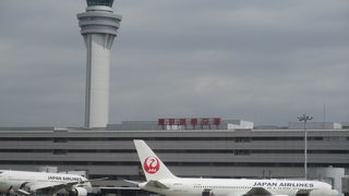 曇り空の中をビッグバードの羽田空港から那覇空港へ向かいました。
