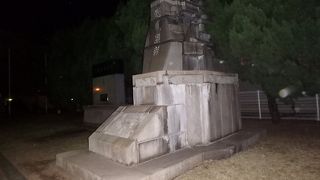 横須賀が海軍の街であったことを思い起こさせる石碑"