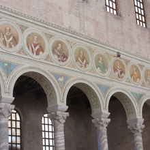 18世紀のフレスコ画はラヴェンナの大司教達だそうです