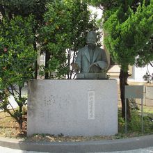 堀内逍遥先生の胸像