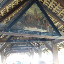 屋根下には絵画が描かれていました