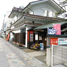 山形駅から北に800メートル位いった所にあります。