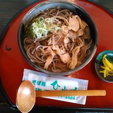 肉そば(700円)は歯ごたえ十分